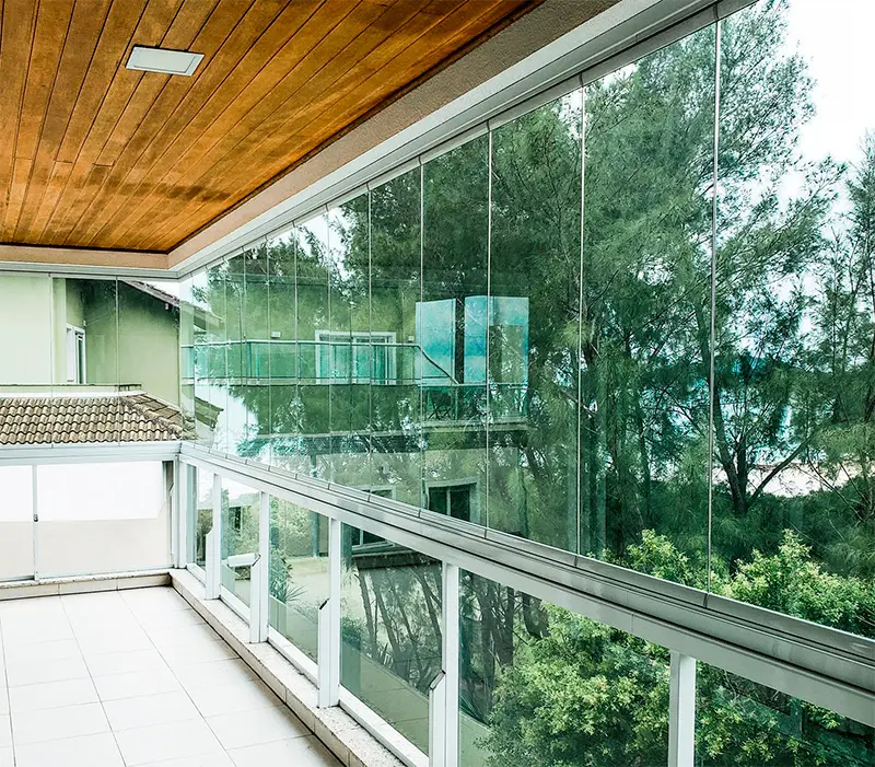 Ambiente com fechamento amplo em painéis de vidro